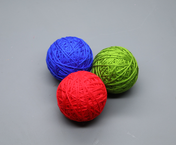 绿色、红色和蓝色的毛线球