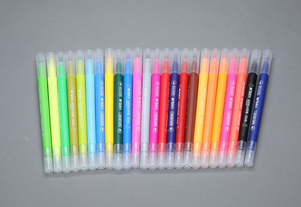 一套包含多种色彩的色彩铅笔